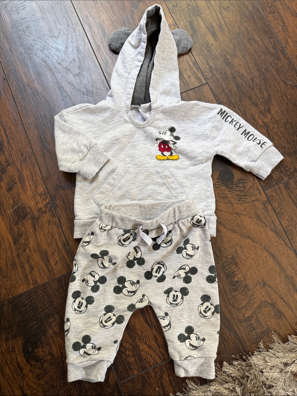 Mickey Mouse Matching set cozy sweater and pants 6-9 months